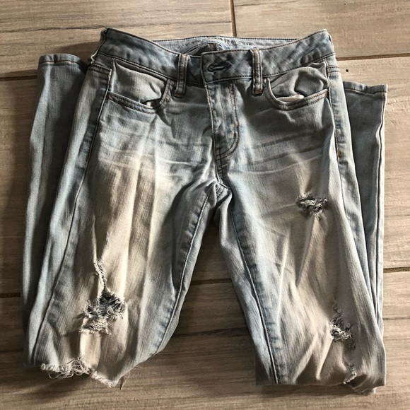 Distressed light wash american eagle jeans - Picture 2 of 2